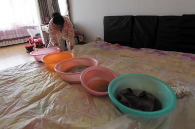 霍城楼上漏水，住户失联，小区没物管，业主维权难！律师来支招……
